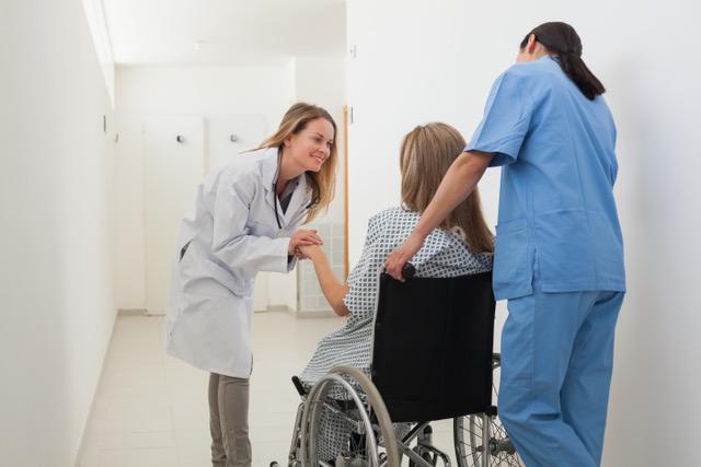 医生和坐在轮椅上的病人谈话
