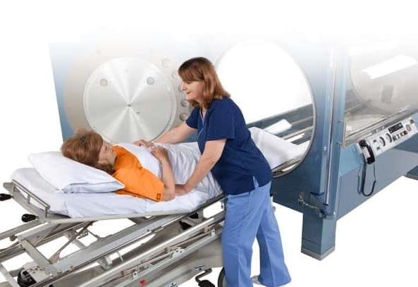 病人和护士用高压氧舱